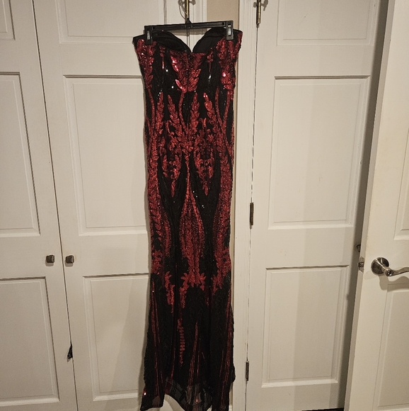 Elegant Black and Red Sequin Evening Gown - Picture 2 of 2